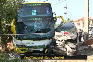 รถชนกัน 4 คัน รวมถึงรถโรงเรียนในจังหวัดเชียงใหม่ ตาย 1 เจ็บเกือบ 30