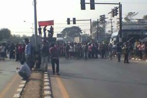 ปิดถนนประท้วงขายสลากเกินราคา