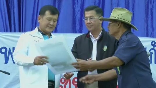 ชาวนาประท้วงเรียกร้องเพิ่มจุดรับ "จำนำข้าว" หน้าศาลากลางเชียงใหม่ ยอมสลายชุมนุมแล้ว 