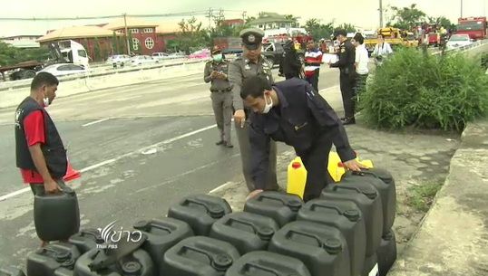 รถบรรทุกสารเคมีพลิกคว่ำบน ถ.กาญจนาภิเษก