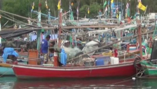 ชาวประมง จ.ประจวบฯ นำเรือเข้าฝั่ง หลังมีประกาศเตือนดีเปรสชั่น