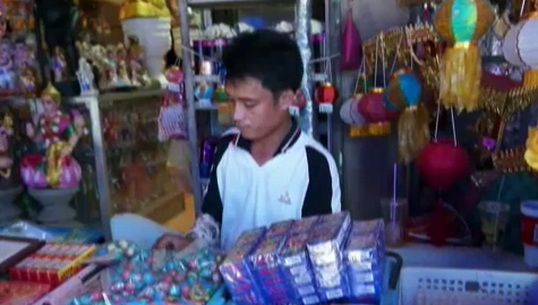 "เชียงใหม่ - สุโขทัย" ตรวจความปลอดภัยร้านขายพลุก่อนลอยกระทง
