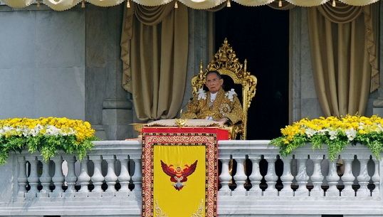 ประมวลภาพประวัติศาสตร์ : "ในหลวง" เสด็จฯออกมหาสมาคม ณ สีหบัญชร พระที่นั่งอนันตสมาคม 