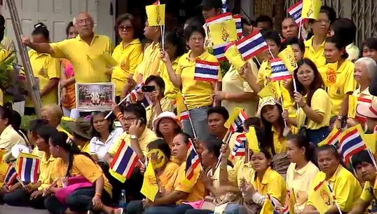 พสกนิกรเฝ้ารับเสด็จ "ในหลวง" ต่างปลาบปลื้มได้ชื่นชมพระบารมีใกล้ชิด