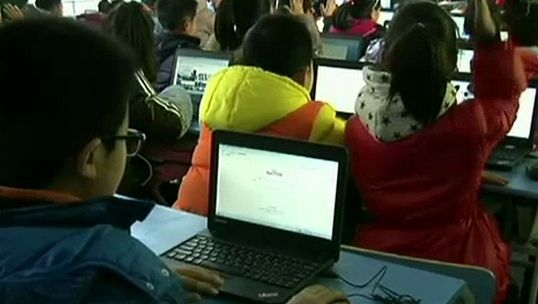 ผู้ปกครองจีน ค้านโครงการตำราอิเลคทรอนิคส์ หวั่นทำให้สายตาเสีย