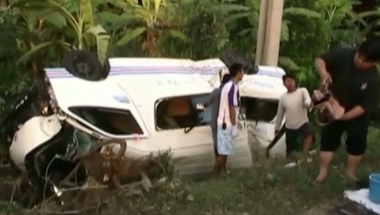 เกิดอุบัติเหตุรถตู้สาย กรุงเทพ-เพชรบุรี พลิกคว่ำตกคูน้ำข้างทาง
