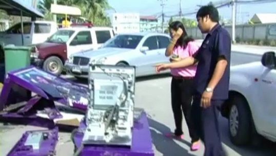 คนร้ายใช้รถกระบะกระชากตู้เอทีเอ็มใน จ.ปทุมธานี