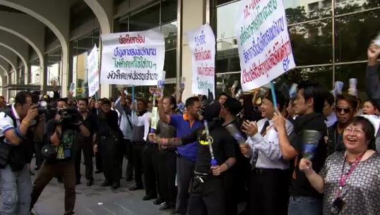 พนง.แบงก์กรุงเทพสำนักงานใหญ่แต่งชุดดำ ประท้วงผู้บริหารเพิ่ม "โบนัส-สวัสดิการ"