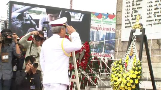 “ในหลวง” โปรดเกล้าฯ ให้องคมนตรี วางพวงมาลาวันทหารผ่านศึก 