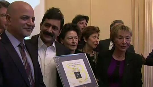ฝรั่งเศสมอบรางวัล"ซิโมน เดอ โบวัวร์" ให้ เด็กหญิงปากีสถาน