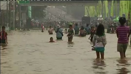 น้ำท่วมเมืองหลวงของอินโดนีเซียเป็นเหตุให้มีผู้เสียชีวิต 2คน