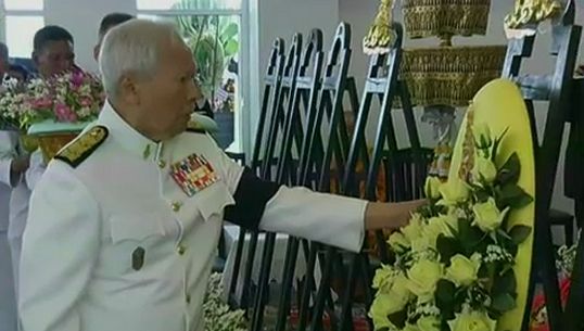 องคมนตรีเชิญพวงมาลาหลวงวางหน้าโกศศพ "ชุมพล"