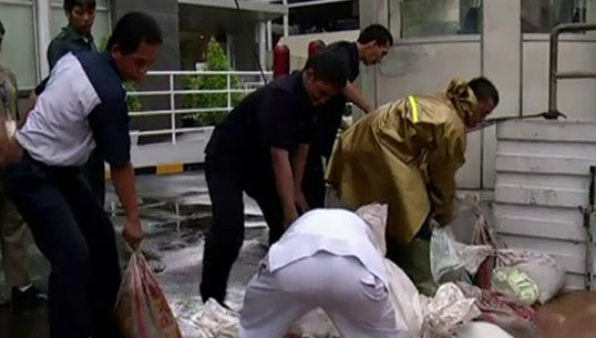 น้ำท่วมใหญ่ในกรุงจาการ์ต้า อินโดนีเซีย จนท.เร่งอพยพปชช.กว่า 2 หมื่นคน