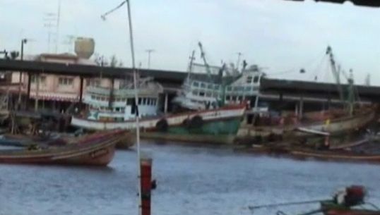 ชาวประมงเรืออวนลากยอมเปิดอ่าวแม่น้ำปัตตานี 2 วัน หาทางออกประมงชายฝั่ง