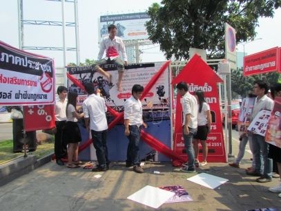 อย.นำทีมจับป้ายโฆษณายักษ์กลางกรุง ท้าทายกฎหมายโฆษณา โทษหนักคุก 1 ปี 