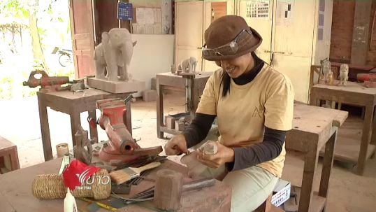 "Artisan D'Angkor" สอนฝึกหัดสลักหิน สืบทอดภูมิปัญญา ในเสียมราฐ