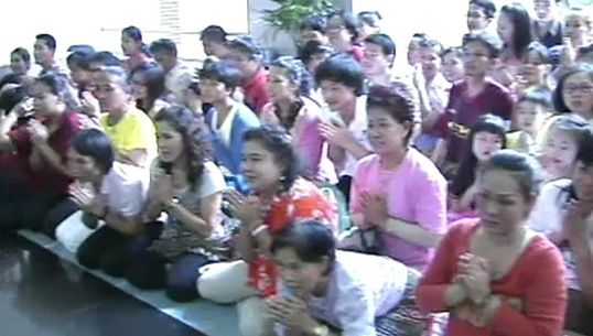 ในหลวงเสด็จฯ วางพวงมาลัยพระราชานุสาวรีย์ "พระชนก-พระชนนี"