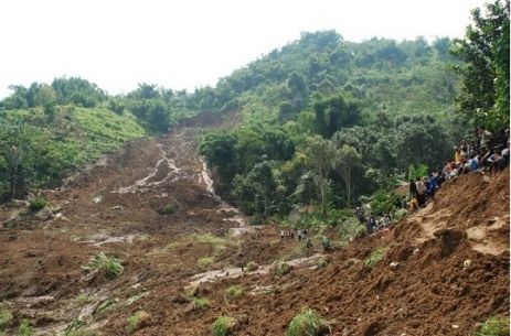 อินโดนีเซียฝนตกหนัก-ดินถล่ม พบผู้เสียชีวิตเพิ่ม 10 คน 