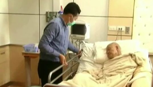 หลวงพ่อคูณอาการดีขึ้น "ไม่มีไข้-ลุกขึ้นนั่งบนเตียงได้"
