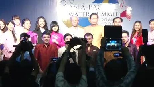 ตำรวจรับมือชุมนุมคัดค้านแผนบริหารน้ำในที่ประชุมผู้นำด้านน้ำ