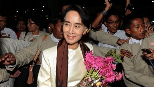 "ซูจี" เยือนญี่ปุ่นในรอบ 30 ปี ชาวพม่าแห่ต้อนรับเนืองแน่น