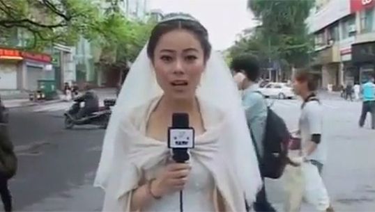 โลกออนไลน์ยกย่อง "นักข่าวจีน" รายงานข่าวแผ่นดินไหวในชุดเจ้าสาว