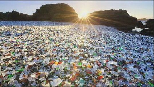 สีสันที่สวยงามของหาดทรายแก้ว ที่แคลิฟอร์เนีย