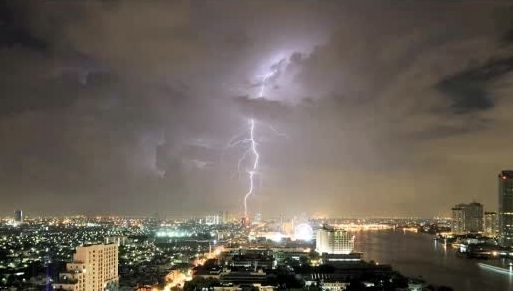 ภาพฟ้าผ่าริมแม่น้ำเจ้าพระยา 