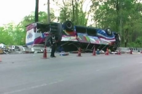 เกิดเหตุรถทัวร์นำแรงงานพม่าเข้ากทม.พลิกคว่ำ จ.ตาก-ตาย 3 ราย 