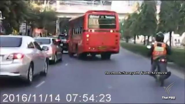 คนขับรถร่วมสาย 71 ขับรถปาดซ้ายขวาบนถนนสาธารณะ