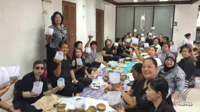 ผลิตกระทงสายจากกะลา 999 ใบแจกประชาชน ร่วมถวายอาลัย