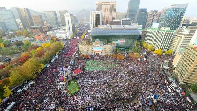 ชาวเกาหลีใต้นับแสนประท้วงครั้งใหญ่ในรอบ 30 ปี ขับไล่ "ปาร์ค กึน เฮ" พ้น ปธน.