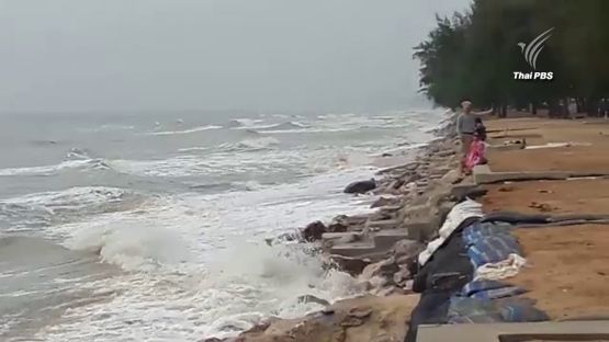 เตือนนักท่องเที่ยวระวังเล่นน้ำหาดชะอำ คลื่นลมแรง-แมงกะพรุน
