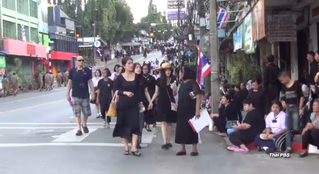 ประชาชนใน จ.กระบี่ และใกล้เคียงรอรับเสด็จ สมเด็จพระเจ้าอยู่หัว รัชกาลที่ 10