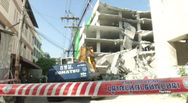 จนท.เร่งใช้เครื่องมือหนักนำร่างผู้เสียชีวิตออกจากใต้ซากอาคารถล่มสุขุมวิท 87 
