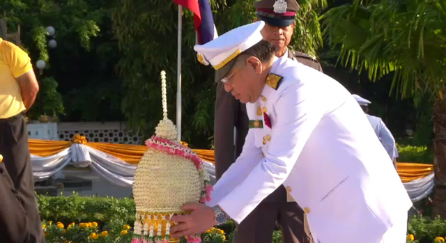 วางพานพุ่มสักการะรัชกาลที่ 7 เนื่องในวันรัฐธรรมนูญ 