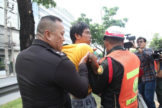 ไม่รอด! จับ 2 พี่น้องคดียาเสพติดวิ่งหนีหน้าศาลอาญา 