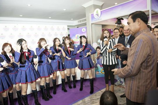 นายกฯ เต้นโอนิกิริ คุกกี้เสี่ยงทาย "BNK48" พีอาร์วิทยุครอบครัว 