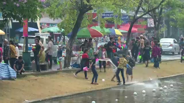 สงกรานต์ทั่วไทยวันสุดท้าย เดินหน้าทำบุญ-เล่นน้ำ 