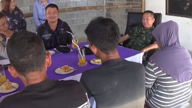 แม่ทัพภาค 4 รับมอบตัวเข้าโครงการพาคนกลับบ้าน