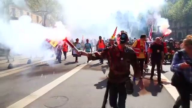 ตำรวจปะทะผู้ชุมนุมประท้วงนโยบายปฏิรูปในกรุงปารีส