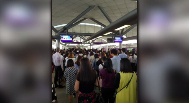 ผู้โดยสารตกค้างสถานีเตาปูนชั่วโมงเร่งด่วน