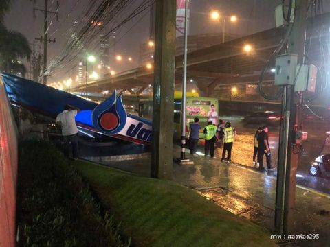 พิษพายุฤดูร้อน พัดป้ายรถเมล์ ปตท.ถล่ม