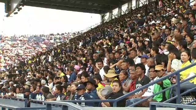 ชาวบุรีรัมย์ทยอยเดินทางฟังนายกฯปราศรัย สนามช้างอารีน่า 