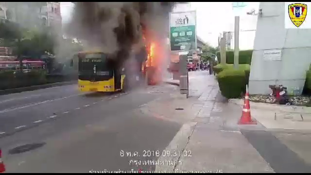 "ไฟฟ้าขัดข้อง" เหตุรถร่วม ปอ.40 ไฟไหม้บนถนนสุขุมวิท 