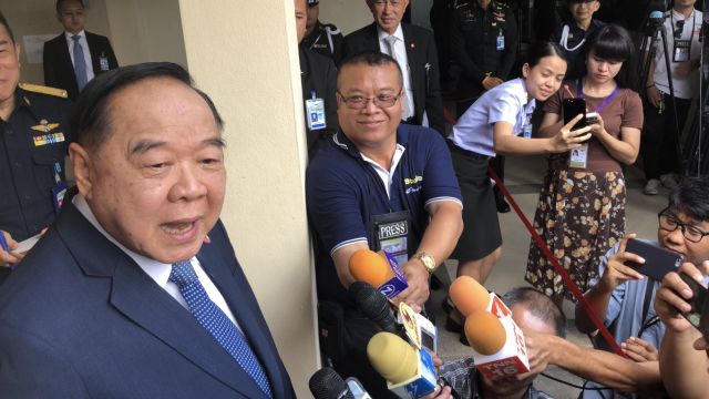 "พล.อ.ประวิตร" ย้ำไม่ได้จับมือการเมืองกับเนวิน