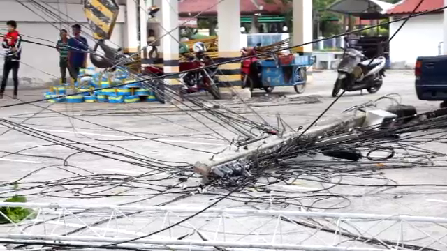 พิษฝนฟ้าคะนอง เหนือ อีสาน เสาไฟฟ้า-ต้นไม้ ล้มหลายพื้นที่ 