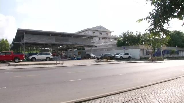 เช้านี้ ตลาดหมู่บ้านเสรีวิลล่าเงียบเหงา หลังศาลสั่งรื้อถอน