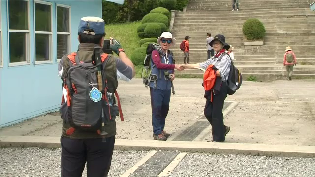 “จับมือข้ามพรมแดน" กลายเป็นท่าสุดฮิตคนเกาหลี   
