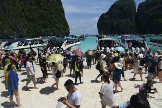 อีก 4 เดือนห้ามจอดเรือหน้า “อ่าวมาหยา” แก้ปะการังพัง